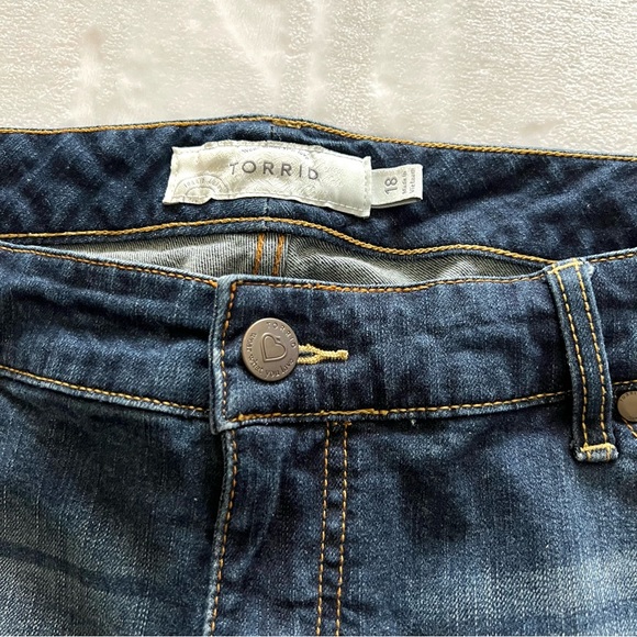 TORRID Women’s Dark Wash Stretch Shorts - Picture 5 of 10